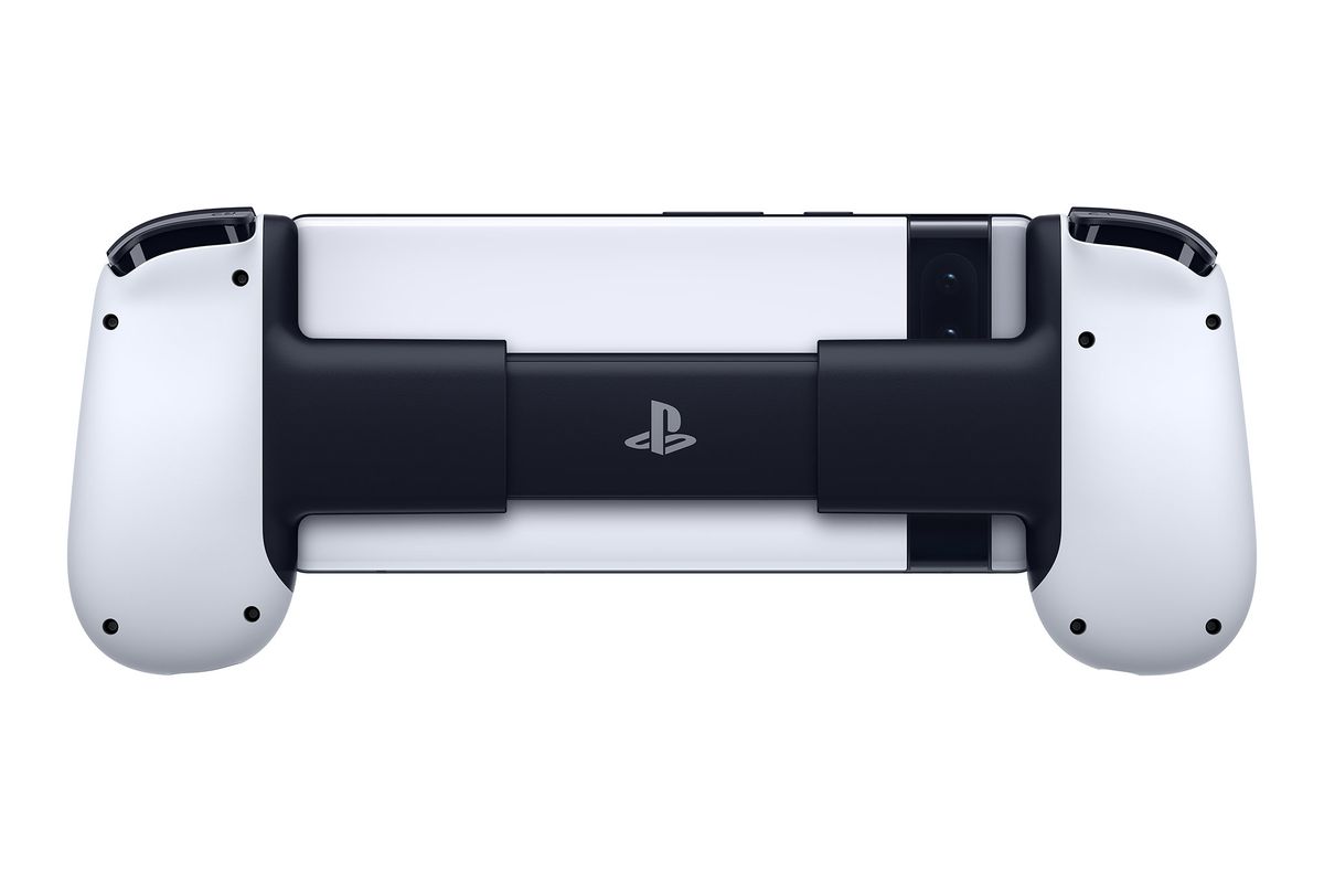 Baksidan av Backbone One PlayStation Edition mobiltelefonkontroll.  När handkontrollen är spridd isär avslöjar den en PlayStation-logotyp.