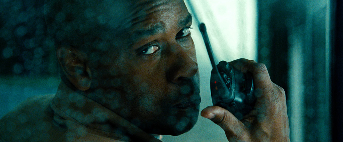 Denzel Washington som Frank talar in i en walkie-talkie i Unstoppable.