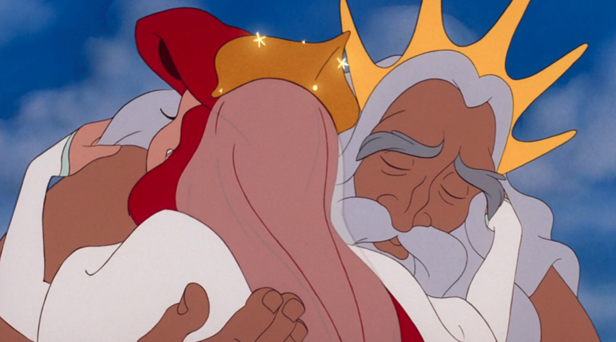 Kung Triton omfamnar Ariel på hennes bröllopsdag i 1989 års animerade Little Mermaid