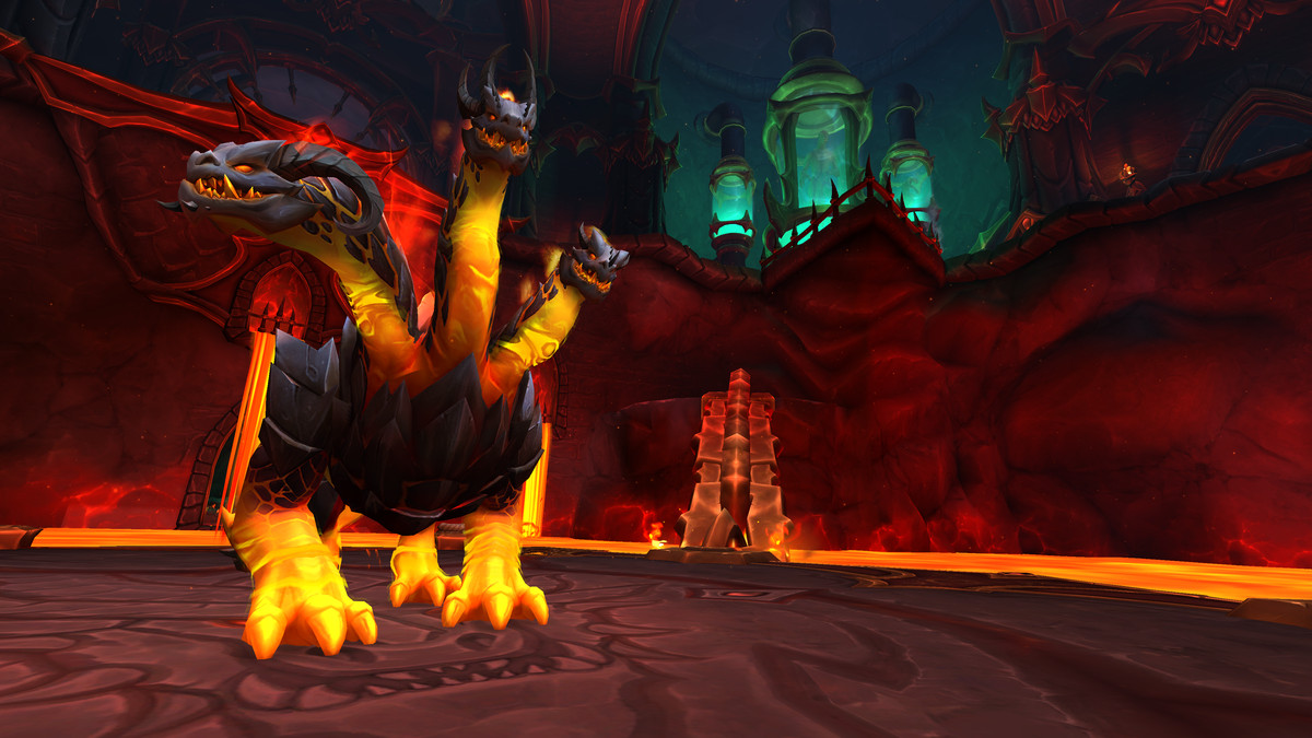 En trehövdad lavahydra i World of Warcraft: Dragonflight som väntar på att slå alla spelare som vågar sig för nära