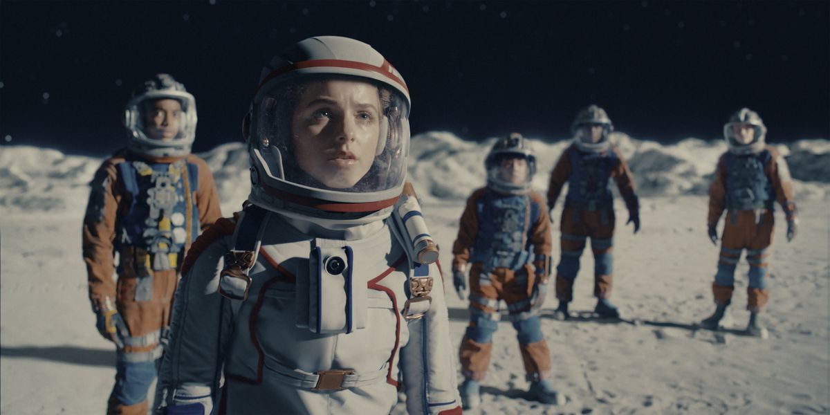 Isaiah Russell-Bailey som Caleb, Mckenna Grace som Addison, Orson Hong som Borney, Thomas Boyce som Marcus och Billy Barratt som Dylan i Crater.  De är alla barn som bär astronautdräkter på månen.