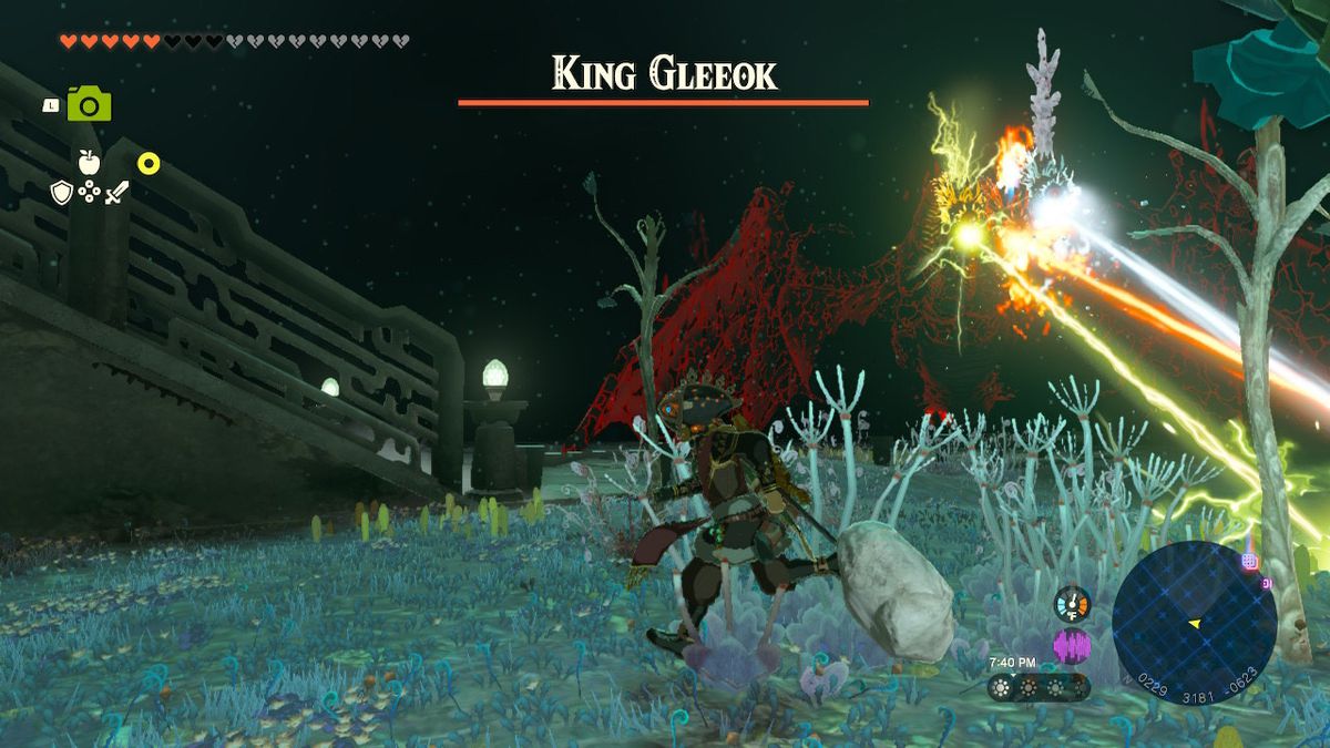 Link flyr från en kung Gleeok i Zelda Tears of the Kingdom.