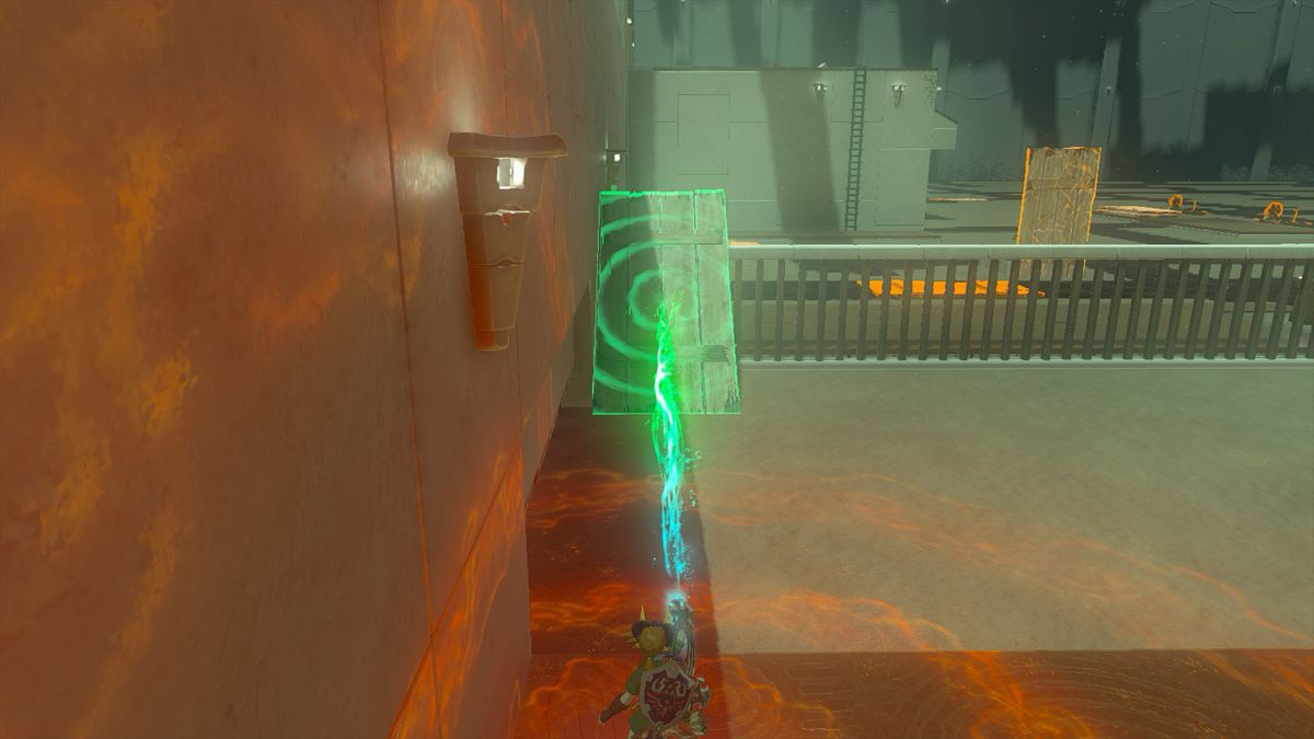 Länk skapar en ramp med hjälp av en träplanka i Kudanisar Shrine i Legend of Zelda: Tears of the Kingdom.
