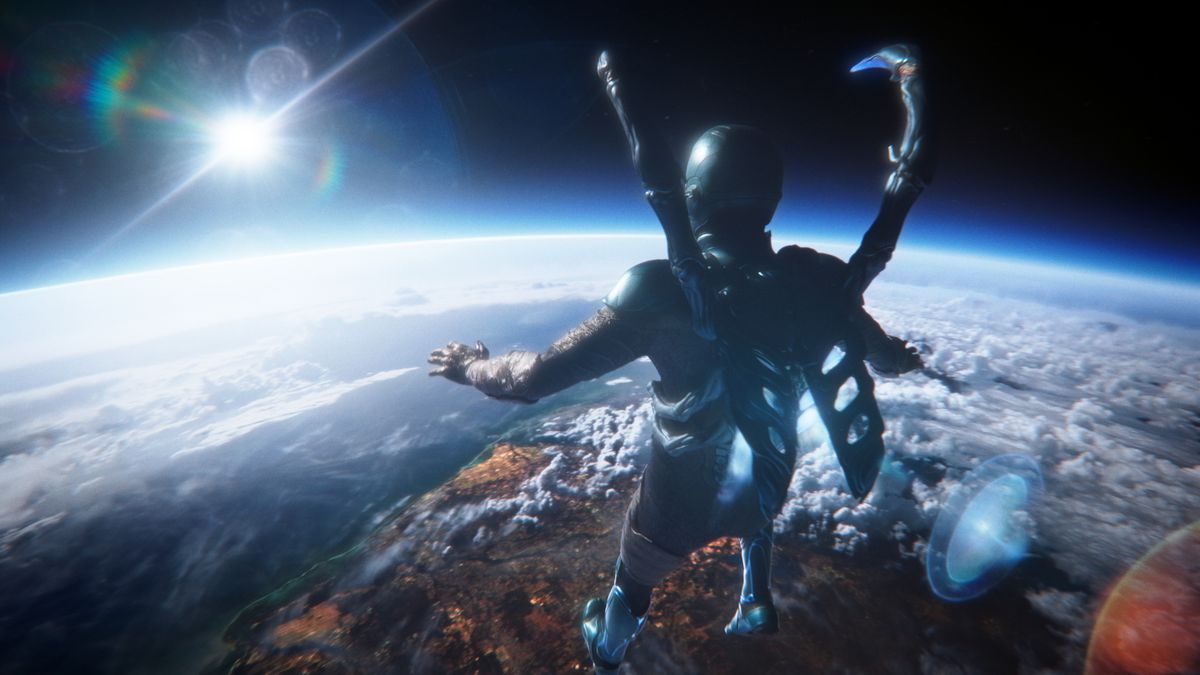 Blue Beetle tittar ner på jorden från rymden i sin kostym i Blue Beetle, med linsutstrålning från solen.