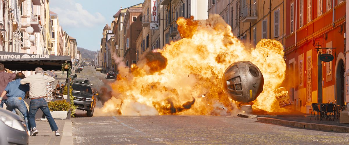 En gigantisk flammande sfärisk metallbomb rullar genom Roms gator och krossar fordon i en actionscen i Fast X