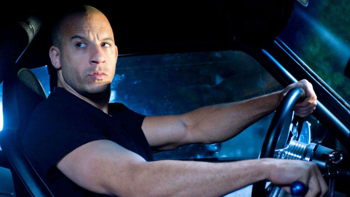 Dom (Vin Diesel) vid ratten i sin Dodge Charger