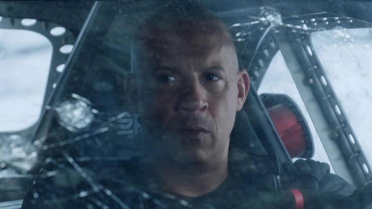en närbild av Dominic Toretto (Vin Diesel) vid ratten i Fate of the Furious