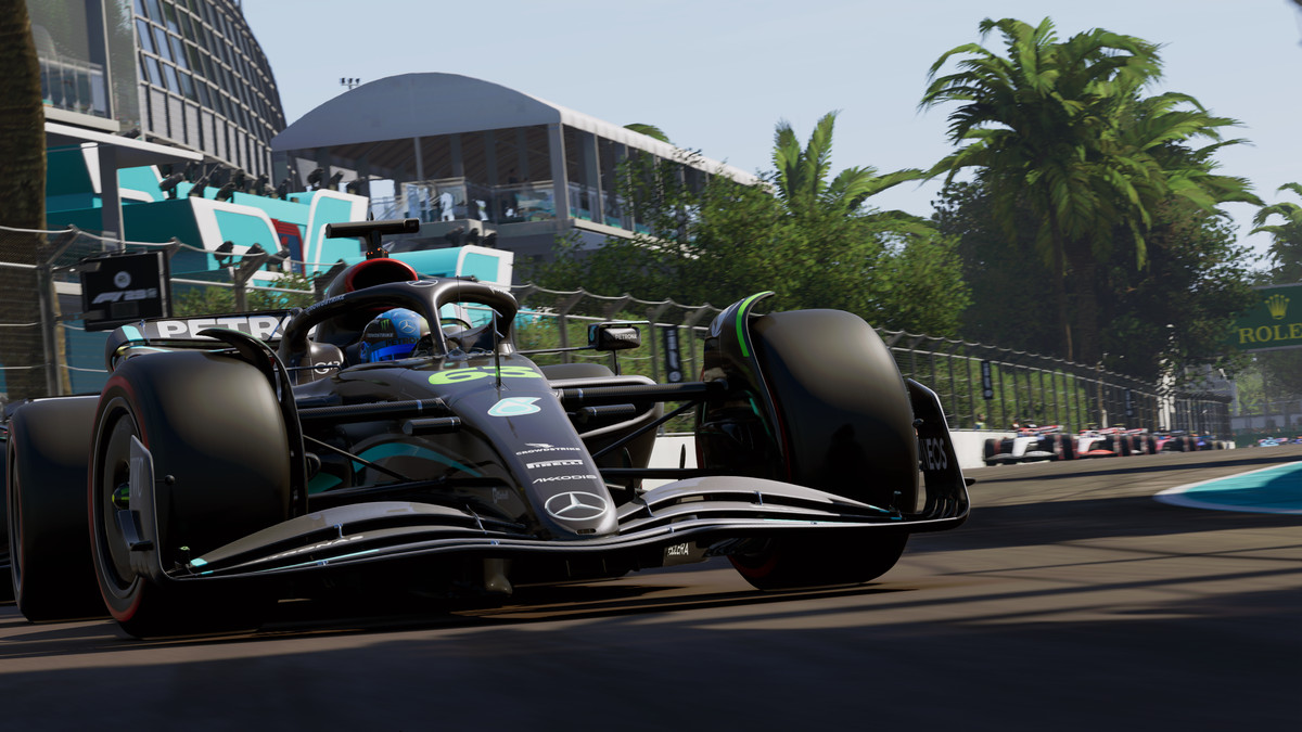 Mercedes tar en kurva före planen i F1 23 på den nya Miami racerbanan
