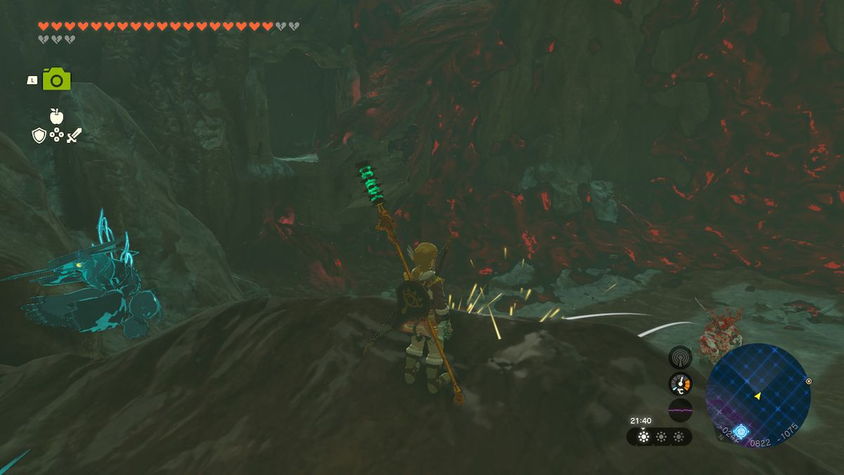 Link står på en klippa en kort glidning från ett hål i väggen medan han befinner sig i en klyfta under Hyrule Castle i Zelda Tears of the Kingdom.