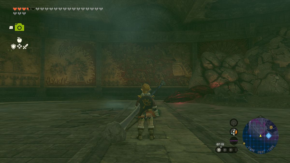 Link stirrar på en väggmålning i en kammare under Hyrule Castle i Zelda Tears of the Kingdom.