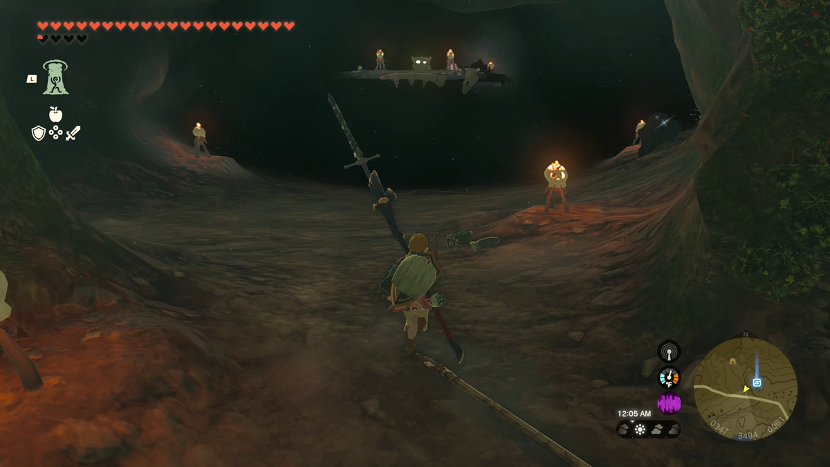 Link springer mot en olåst kista på en träplattform i Deplian Badlands-grottan