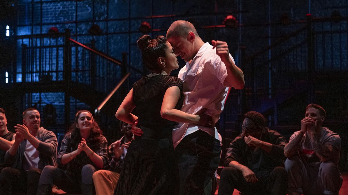 (LR) Salma Hayek Pinault och Channing Tatum dansar framför en rad människor som sitter och lutar sig framåt i Magic Mike's Last Dance.