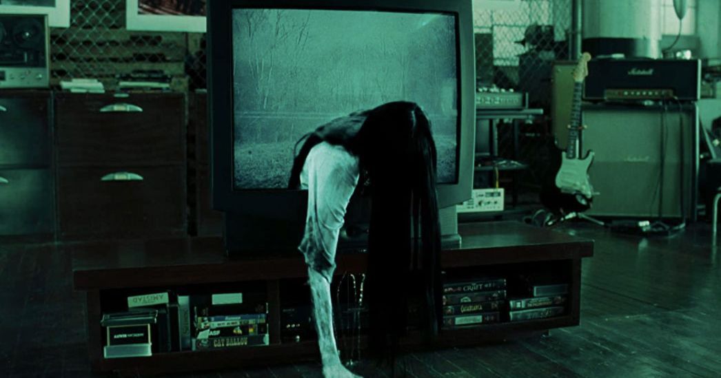 Sadako Yamamura kryper genom en portal i en tv