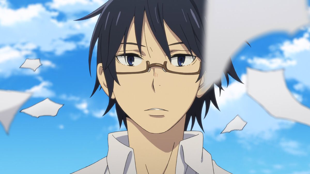 En svarthårig animekaraktär (Satoru Fujinuma) med glasögon stirrar på viftande pappersbitar i Erased.