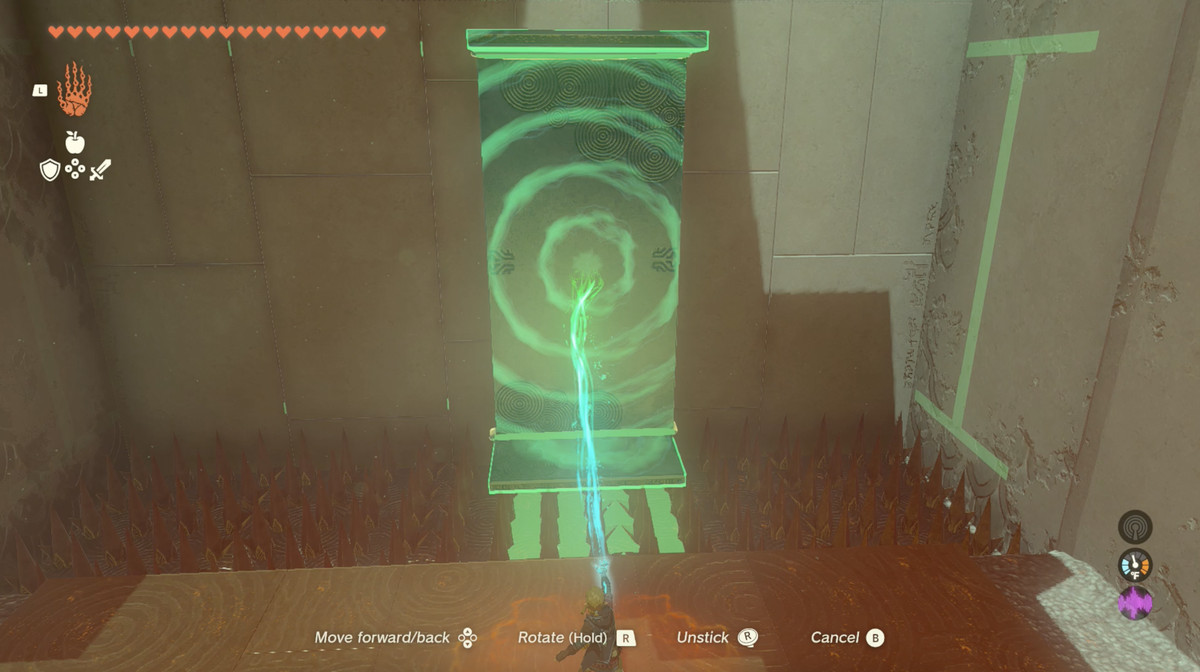 Link placerar en ställning ovanpå några spikar så att han säkert kan navigera i en helgedom i Zelda: Tears of the Kingdom.