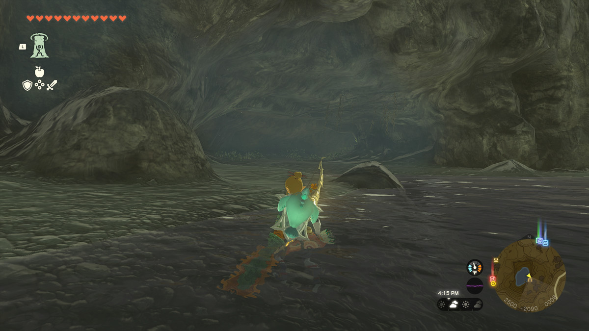 Länk som står framför en grottangång i The Legend of Zelda: Tears of the Kingdom.  Ingången är knappt synlig och ser nästan ut som om det inte finns en grotta där. 
