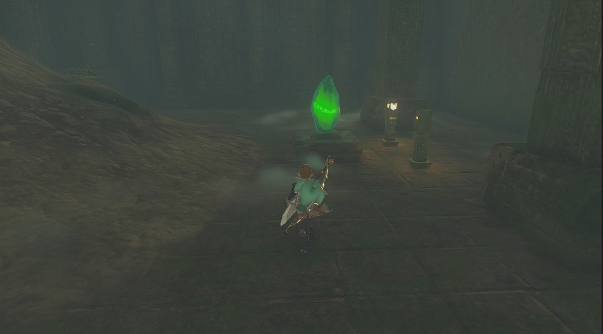 Ett litet grottrum som innehåller en glödande grön kristall i The Legend of Zelda: Tears of the Kingdom. 