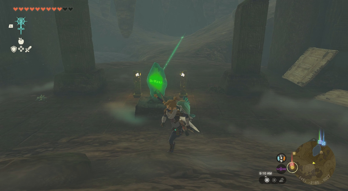 En bild på Link som går runt ingången till ett gigantiskt grottorrum i The Legend of Zelda: Tears of the Kingdom. 