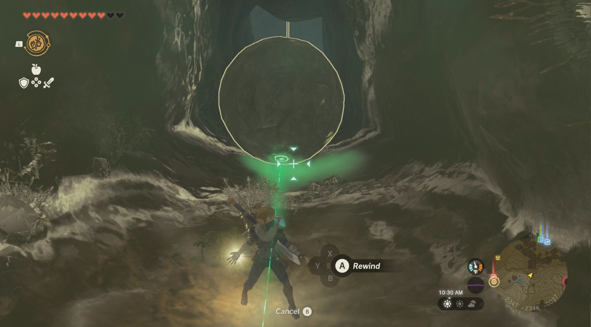 Länka med Recall på ett fallande stenblock i The Legend of Zelda: Tears of the Kingdom.  Det är i en mörk smal grotta och kraften gör att omgivningen lyser gult.