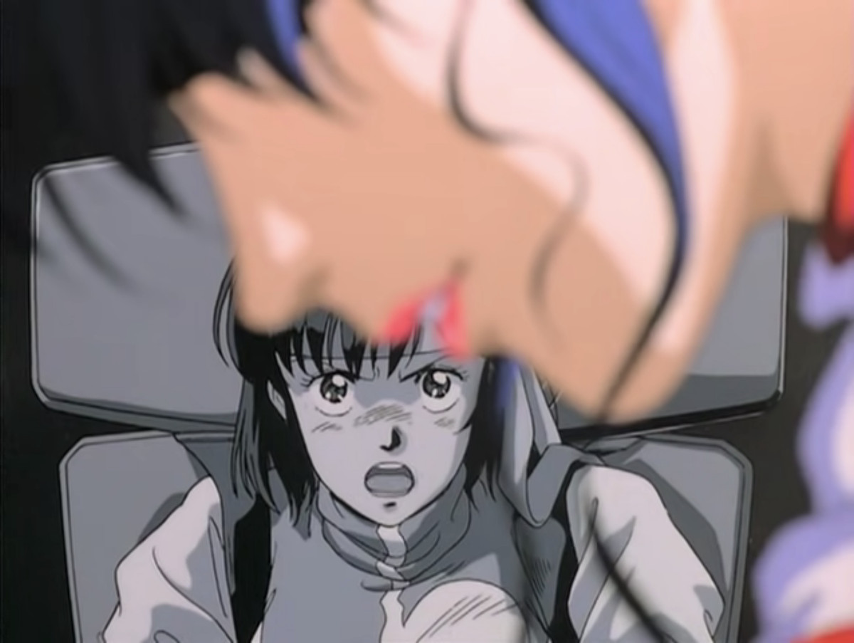 Noriko i bakgrunden i svart och vitt tittar på Kazumi, suddigt och gråter i förgrunden och skriker i en stillbild från Gunbuster