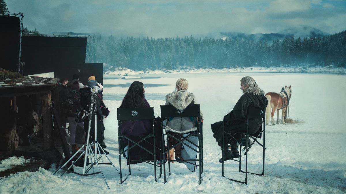 The Witchers skådespelare, inklusive Henry Cavill, Anya Chalotra och Freya Allen, sitter på uppsättningen av säsong 3