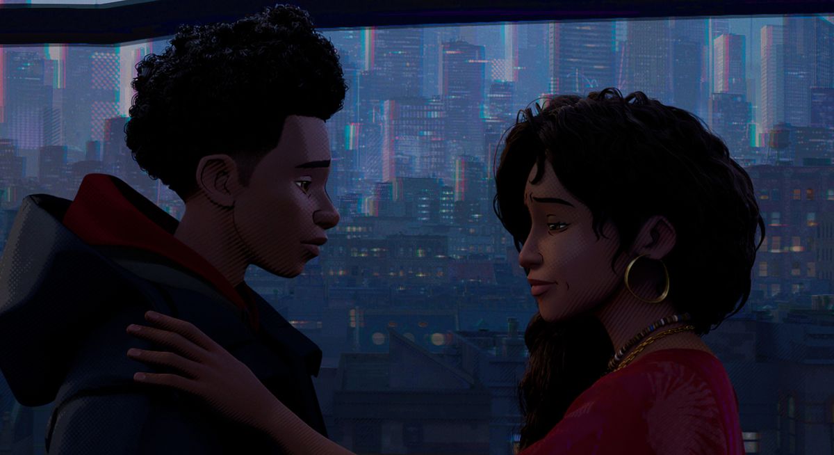Miles Morales har en lugn stund med sin mamma Rio mot bakgrund av New York Citys skyline i Spider-Man: Across the Spider-Verse