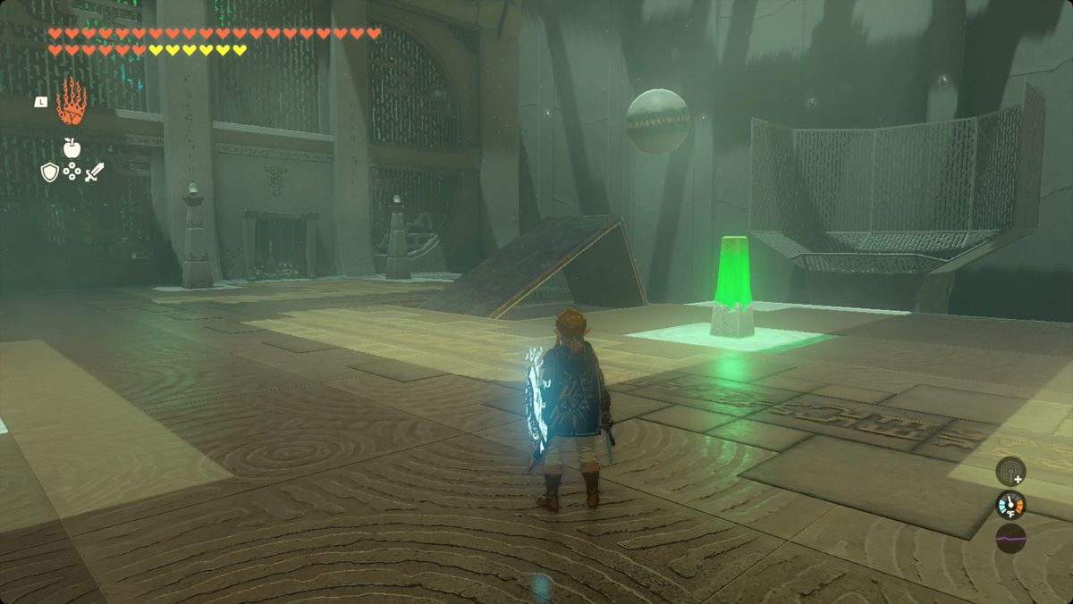 The Legend of Zelda: Tears of the Kingdom Link med hjälp av en ramp byggd av metallpaneler för att lansera en boll i Ren-iz Shrine.