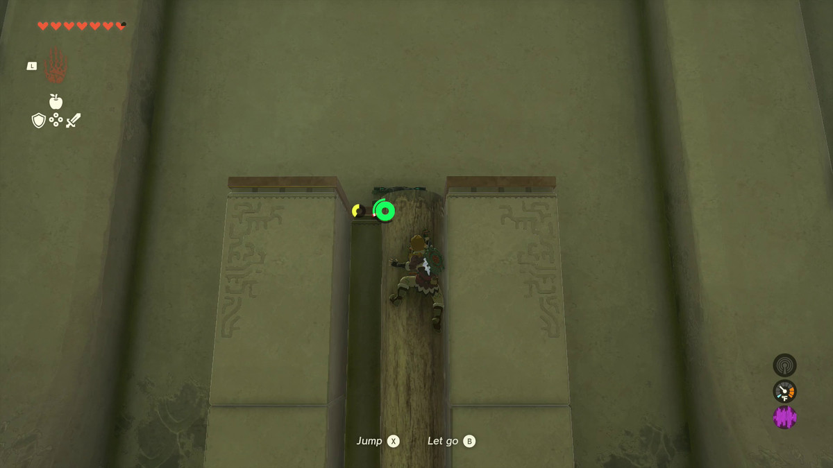 Link klättrar uppför en stock som har balanserats i en divot på en plattform som har en skattkista överst