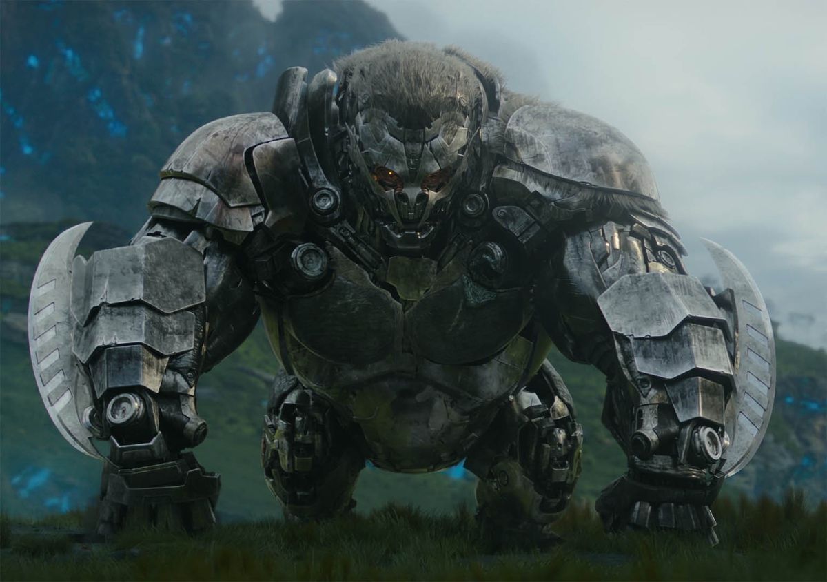 Apelinq i Transformers: Rise of the Beasts, en stor, argt utseende robotgorilla med blad på armarna och stirrar direkt in i kameran