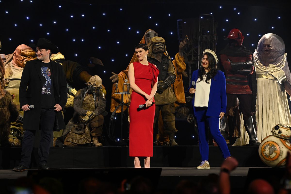 Dave Filoni, Daisy Ridley och Sharmeen Obaid-Chinoy på scenen under studiopanelen vid Star Wars Celebration 2023