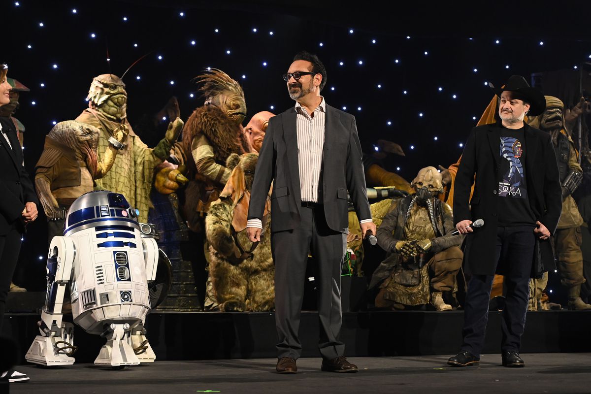 James Mangold och Dave Filoni på scenen under studiopanelen på Star Wars Celebration 2023