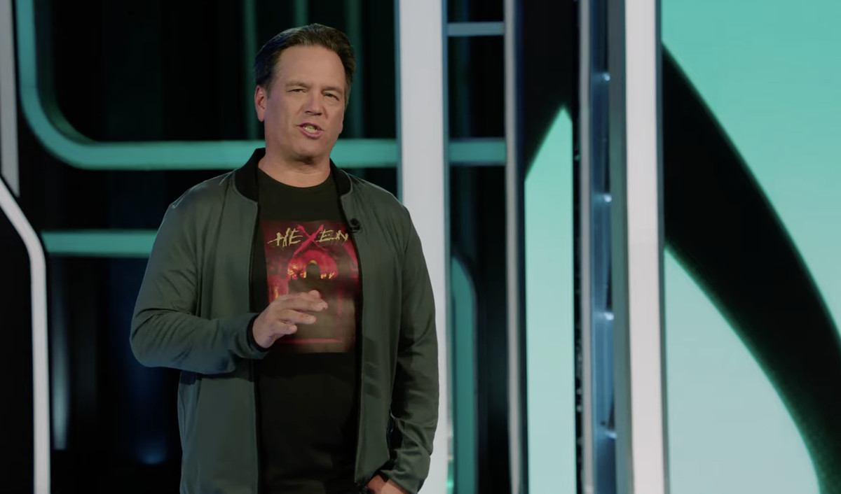 Phil Spencer bär en T-shirt med boxkonsten Hexen under Xbox Games Showcase 2023.