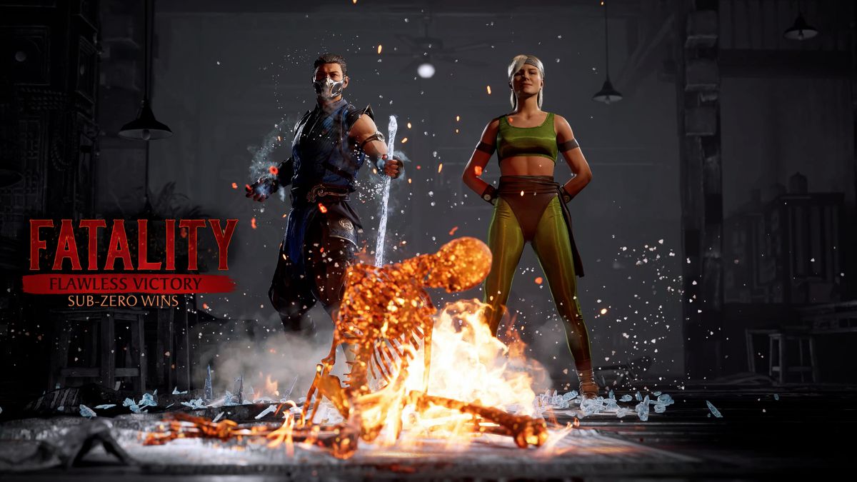 Sub-Zero och Sonya poserar med det flammande skelettet efter en dödsfall i Mortal Kombat 1