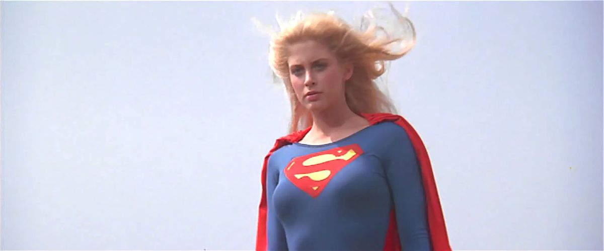 Helen Slater som Supergirl, blont hår som böljar i vinden, i Supergirl (1984).