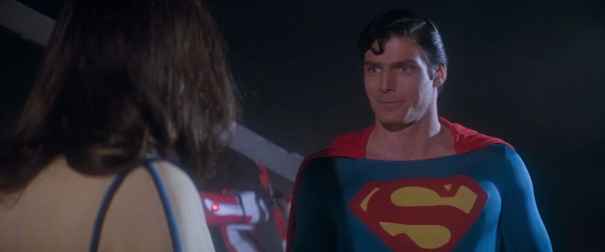 Christopher Reeve som Stålmannen möter Margot Kidder som Lois Lane, med ett litet udda leende på läpparna i Stålmannen (1978).