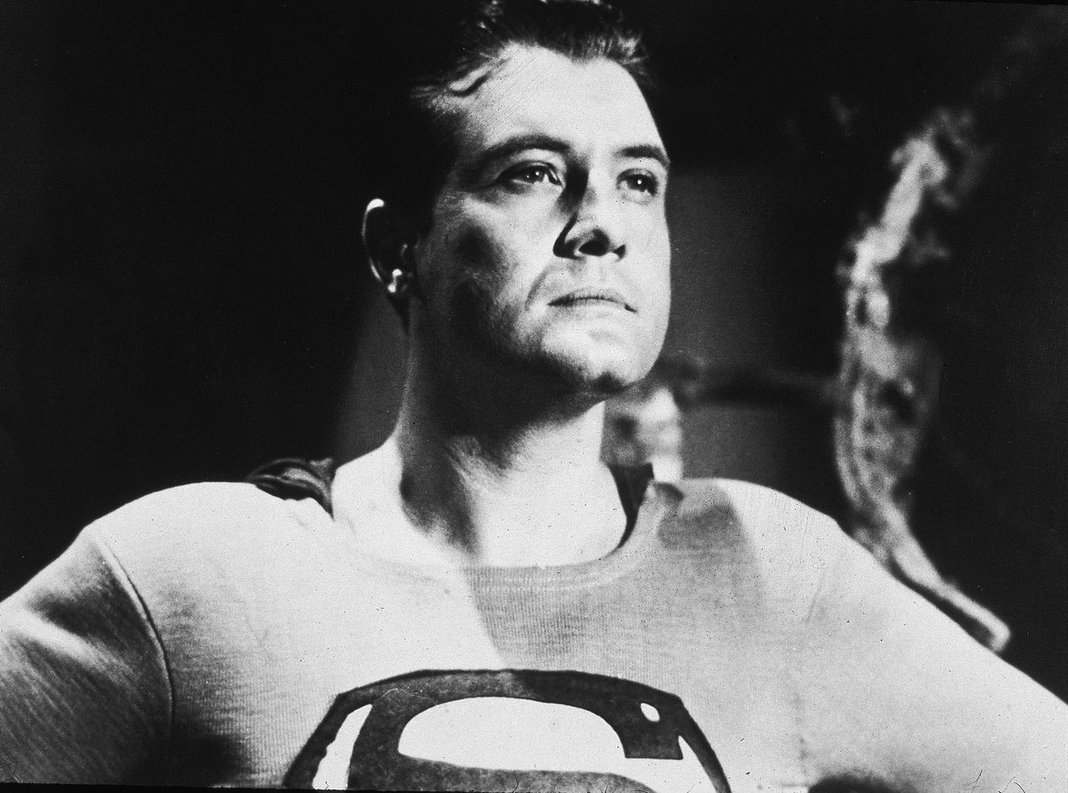 Ett svartvitt porträttfoto av George Reeves som Stålmannen, när han tittar i fjärran på det där fridfulla Stålmannens sätt. 