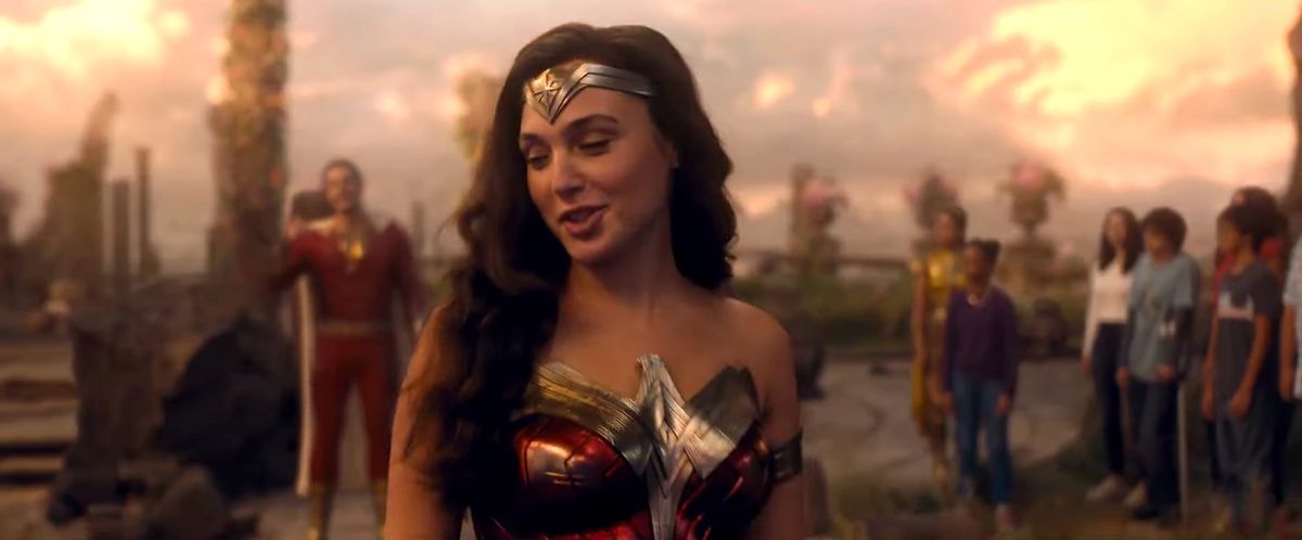 Gal Gadot som Wonder Woman går bort från Shazam och vänder håret i Fury of the Gods