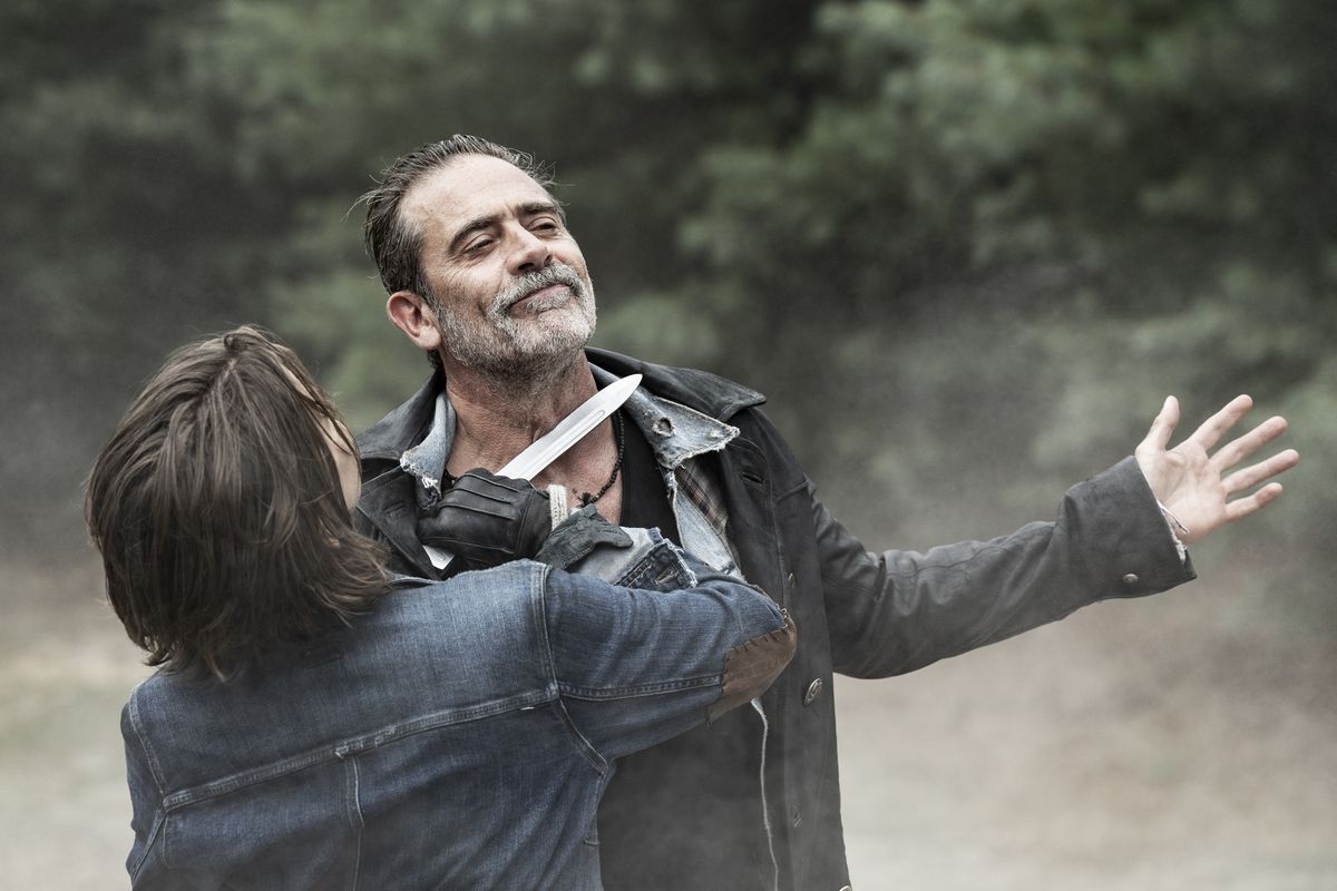 Maggie (Lauren Cohan) håller en kniv mot Negans (Jeffrey Dean Morgan) hals i en stillbild från The Walking Dead: Dead City