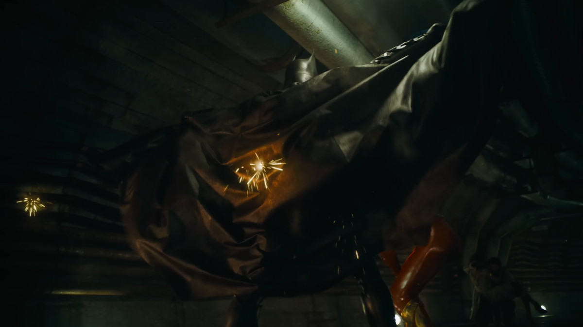 Batman sprider sin cape, kulor gnistrar när den rikoschetterar den i The Flash