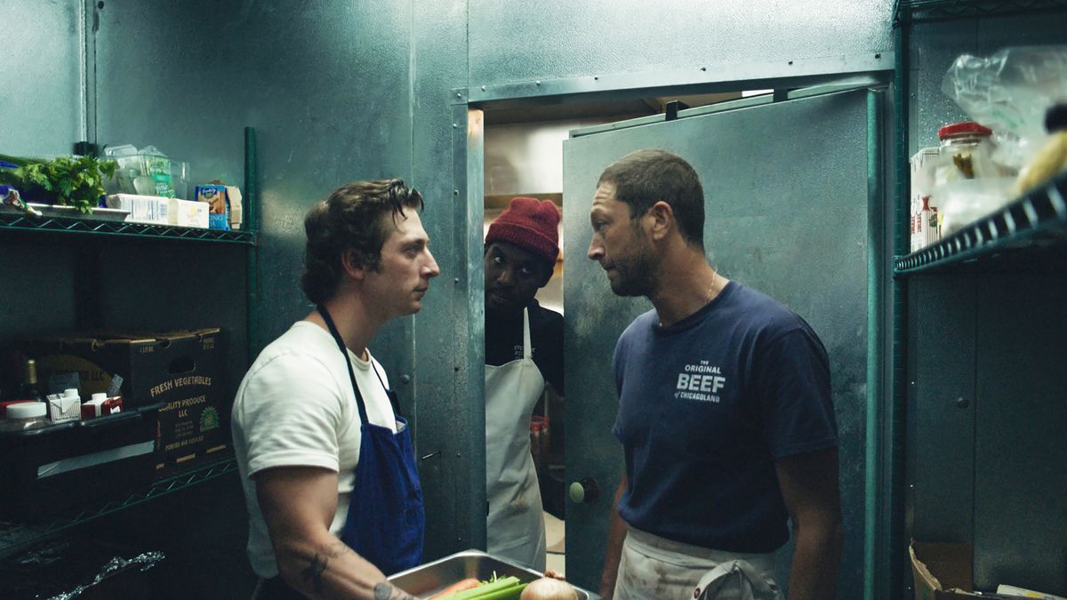 Carmy (Jeremy Allen White) står i en walk-in-kylskåp och pratar med Richie (Ebon Moss-Bachrach) medan Marcus (Lionel Boyce) sticker in huvudet i dörren.