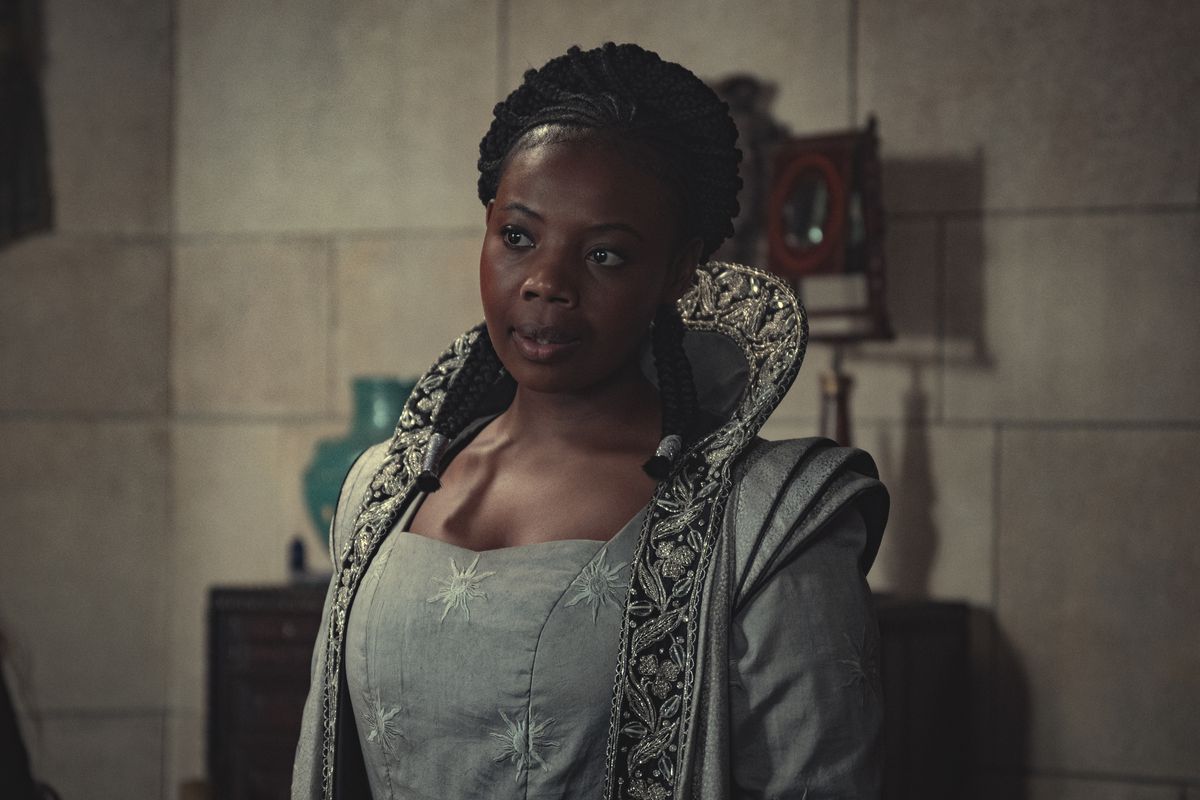 Fringilla (Mimi Ndiweni) pratar med någon utanför skärmen i en stillbild från The Witcher säsong 2