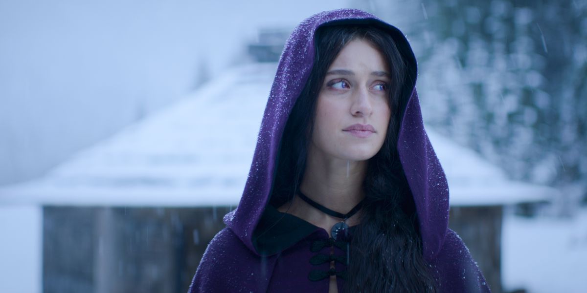 Yennefer (Anya Charlotra) ser ledsen ut i snön