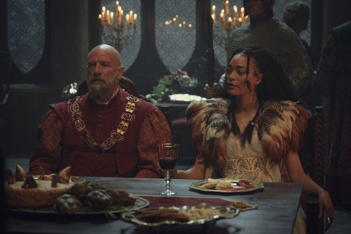 Dijkstra (Graham McTavish) och Philippa (Cassie Clare) på en bankett i The Witcher säsong 3