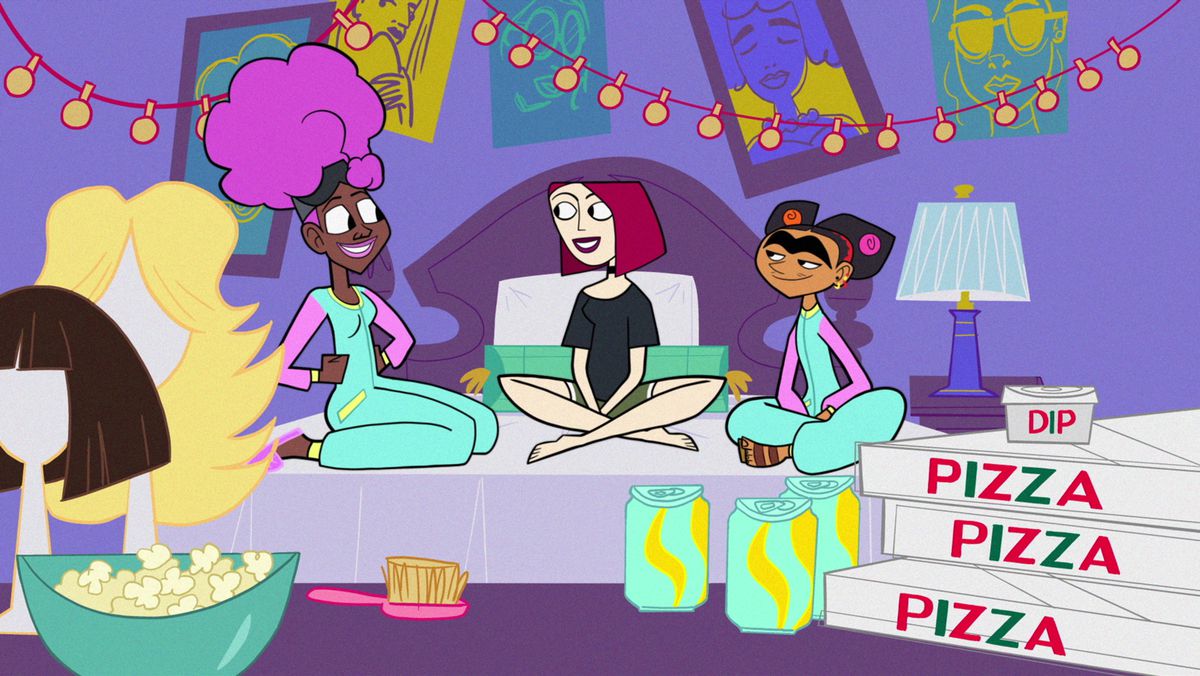 Harriet, Joan och Frida sitter på en säng kors och tvärs med popcorn, läsk och pizzalådor i förgrunden