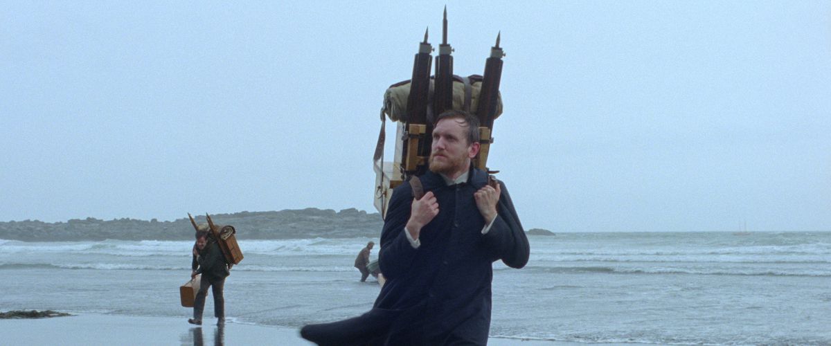 Elliott Crosset Hove som danska prästen Lucas landar på Islands stränder i Godland.