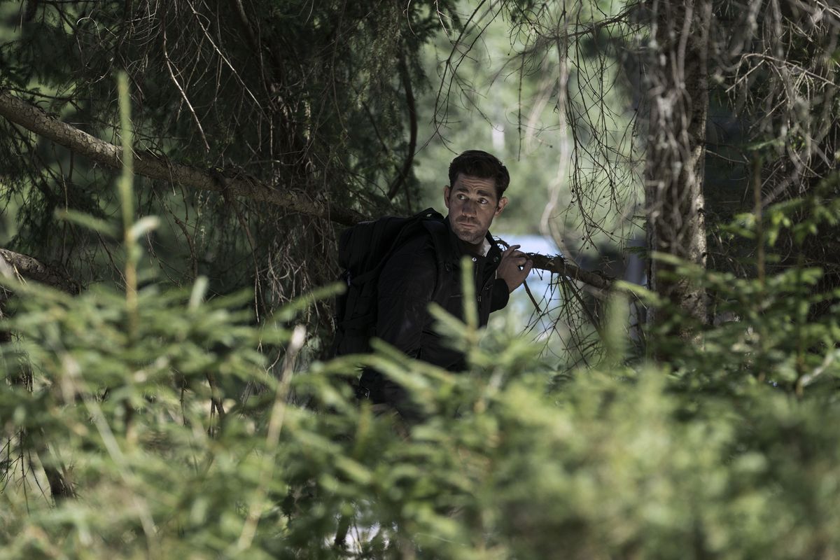 Jack Ryan (John Krasinski) gömmer sig i ett träd
