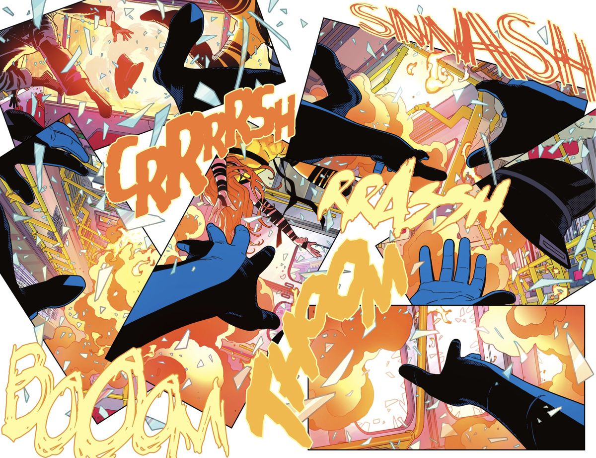 En kaotisk samling paneler i en tvåsidig stänk visar ljusa explosioner och Nightwings mörkt klädda händer — det är ett förstapersonsperspektiv på att bli fångad inuti en exploderande tunnelbanevagn, i Nightwing #105 (2023). 