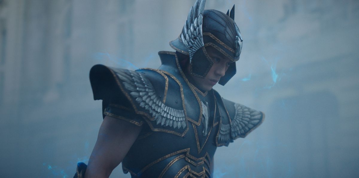 Seiyu (Mackenyu), huvudpersonen i Knights of the Zodiac, ser beslutsam ut i sin grå rustning mot en grå bakgrund i en grå värld