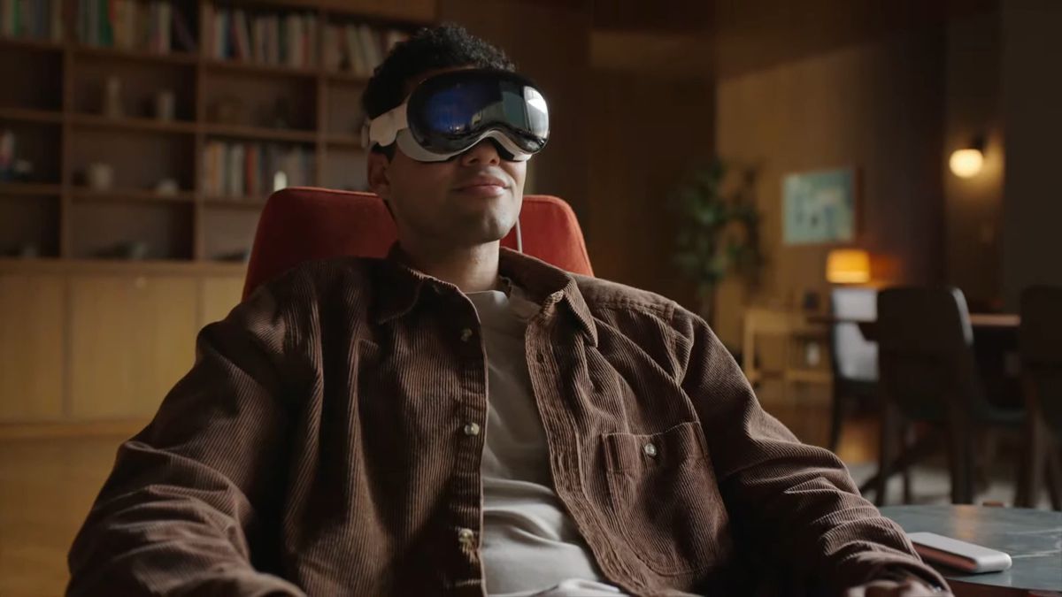 Någon som använder Apple Vision Pro-headsetet för augmented reality.