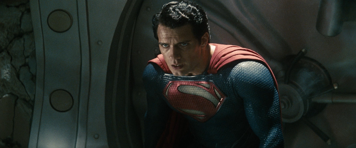 Henry Cavill i Man of Steel, klädd i sin Superman-outfit och krökt, utmattad